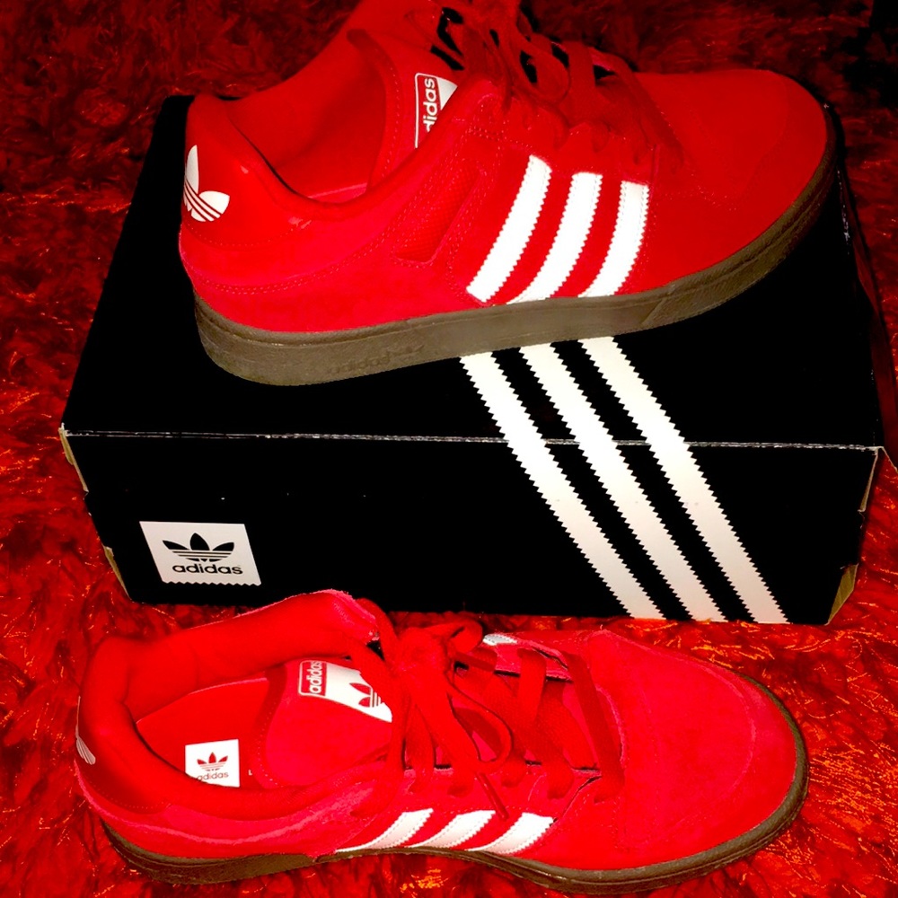 Adidas buck town (men’s 9) women’s (10.5/11)